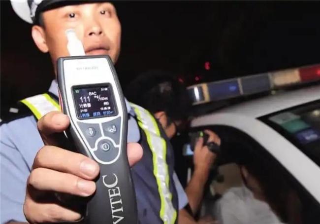 司機遇查酒駕當場喝下1瓶白酒