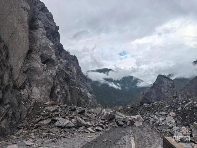 云南迪慶強降雨致多路段阻斷 公路部門晝夜搶險保暢通