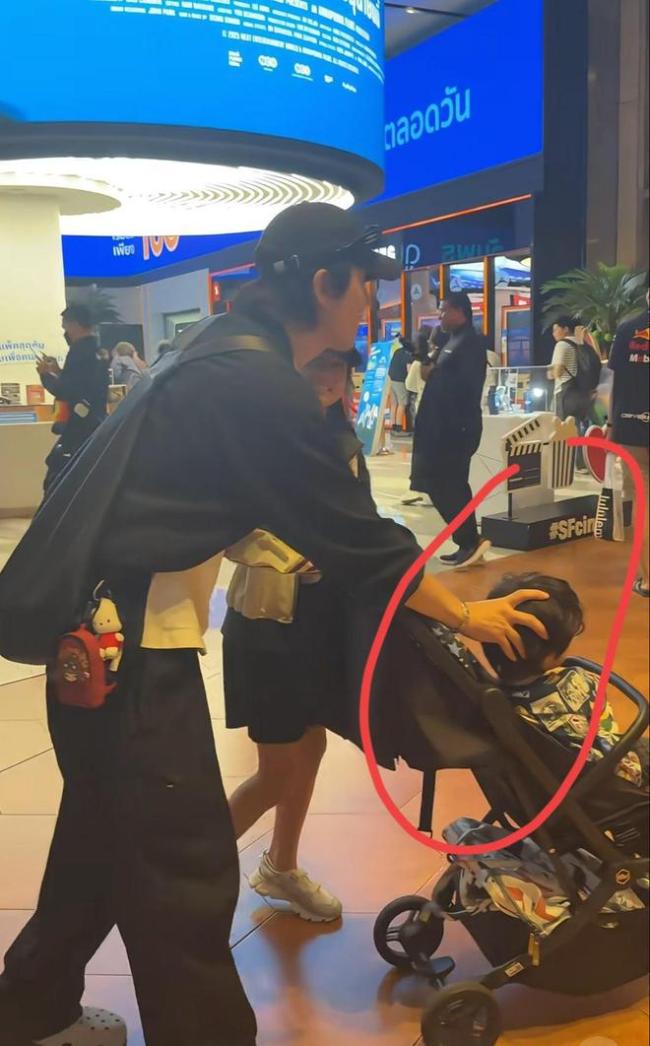 戚薇一家四口泰國被偶遇 幸福出游羨煞旁人