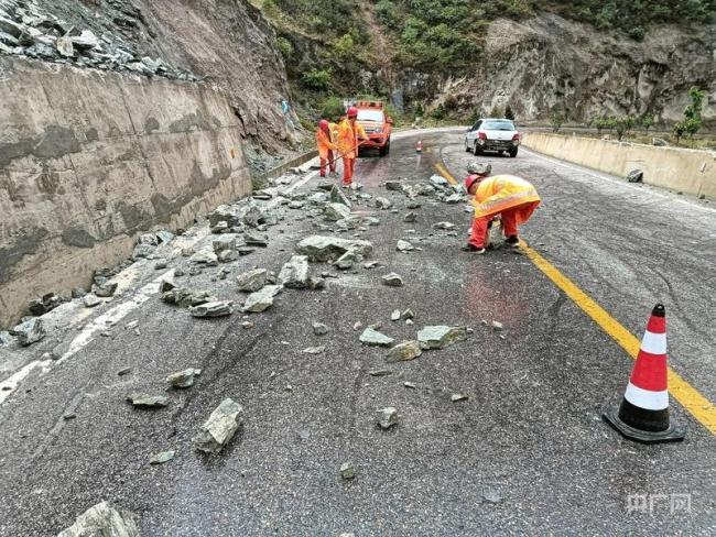 云南多路段受到強(qiáng)降雨影響 多地交通中斷搶險(xiǎn)中