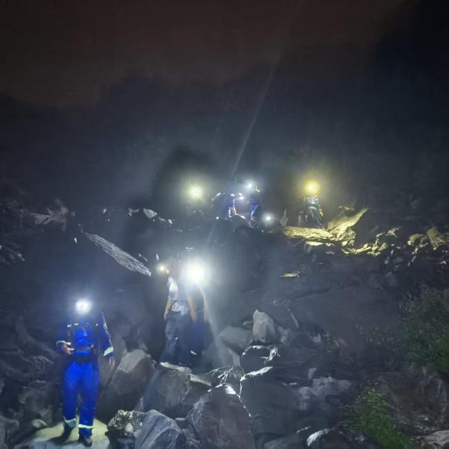 北京一男子端午節(jié)獨(dú)爬野山被困,，還執(zhí)意自己找路！27人連夜冒雨搜山 自信過(guò)度險(xiǎn)釀禍