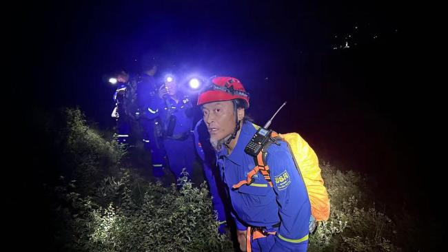 男子端午節(jié)爬野山迷路,還執(zhí)意自己找路!27人冒雨搜山救援 公益救援彰顯大愛
