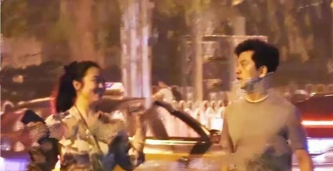 李健狼狈淋雨 让保镖给老婆打伞