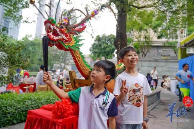 龍舟征婚小伙稱微信被加爆 千人響應(yīng)求偶遇