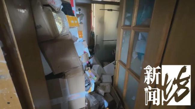 八旬老伯家中起火上千件快遞堵門 消防破門后震驚……
