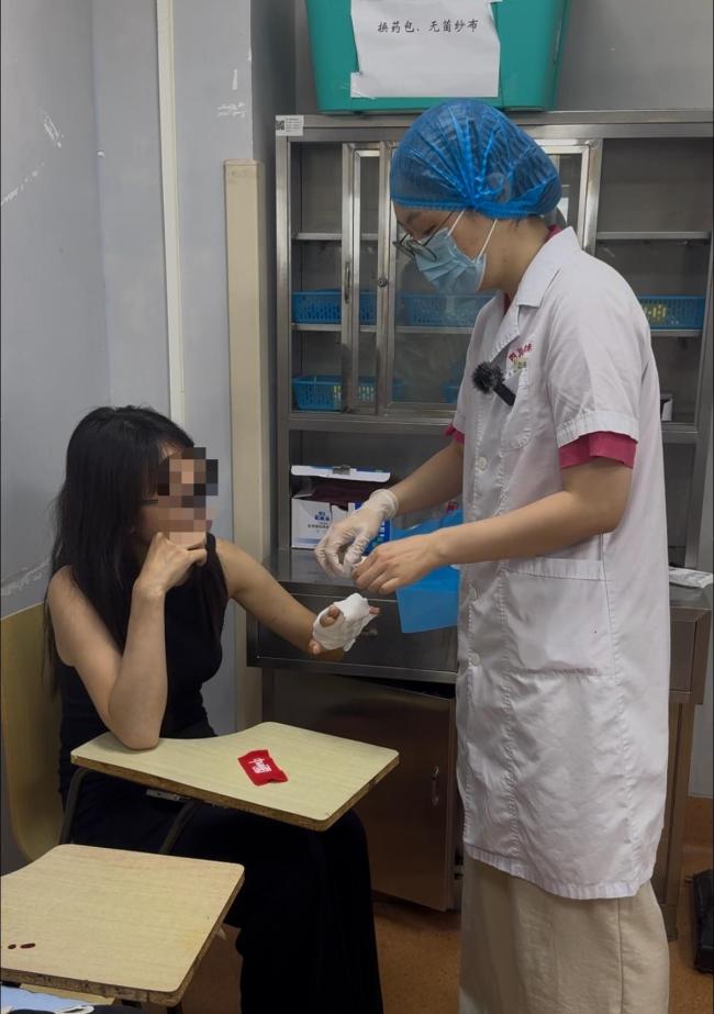 女子因美甲導(dǎo)致手指感知失靈被夾斷