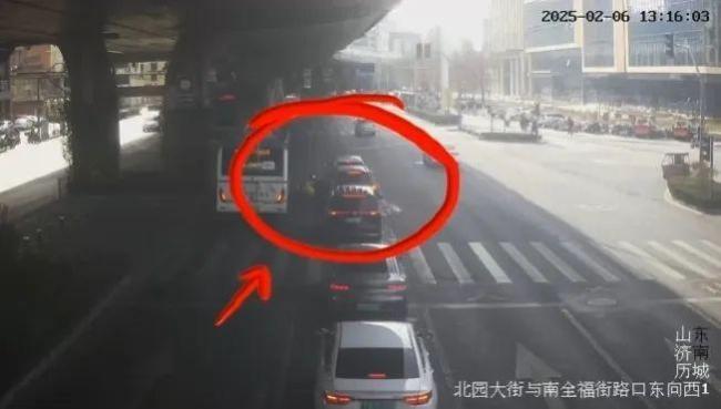男子騎車闖紅燈被撞還要負(fù)全責(zé)