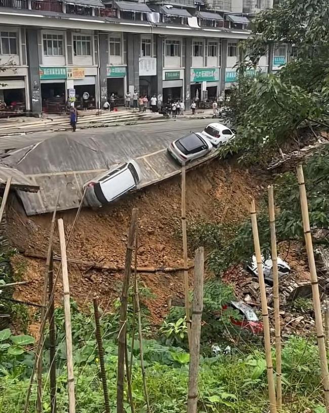 廣西三江一路段塌陷滑坡多車(chē)墜落