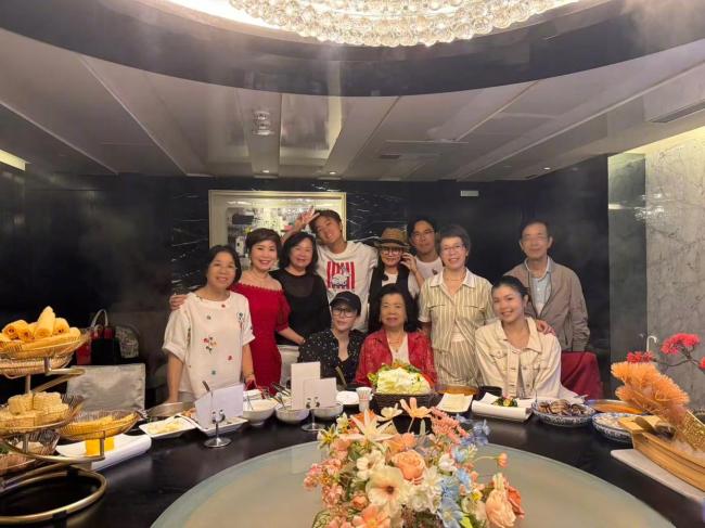 吴克群发文吃到了奶奶包的肉粽，只要有趣不会老去只要有心不会孤寂