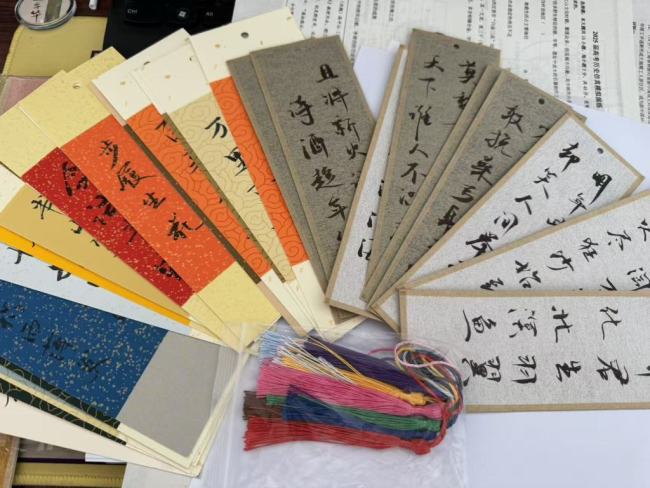 老師手寫書簽送畢業(yè)學(xué)生 承載墨香與溫情的祝福