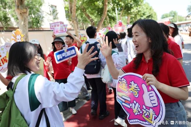 高三學子離校學弟學妹列隊歡送 老師送祝福