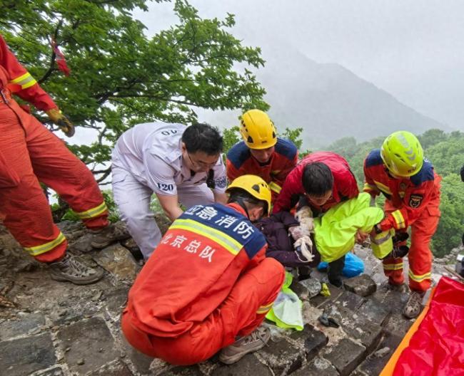 夫妻雙雙摔倒笑淚網(wǎng)友 雨中救援暖人心