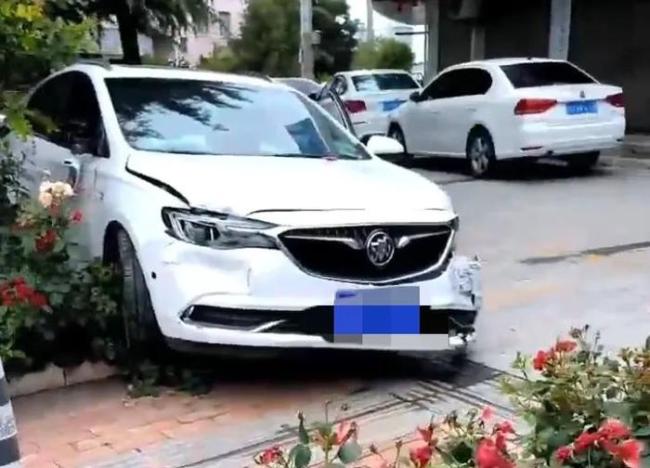 社區(qū)女書記開車追攆女子撞上電瓶車 糾紛引發(fā)事故