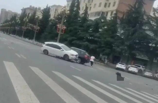 社区书记故意驾车撞人被免职 案件正在办理中