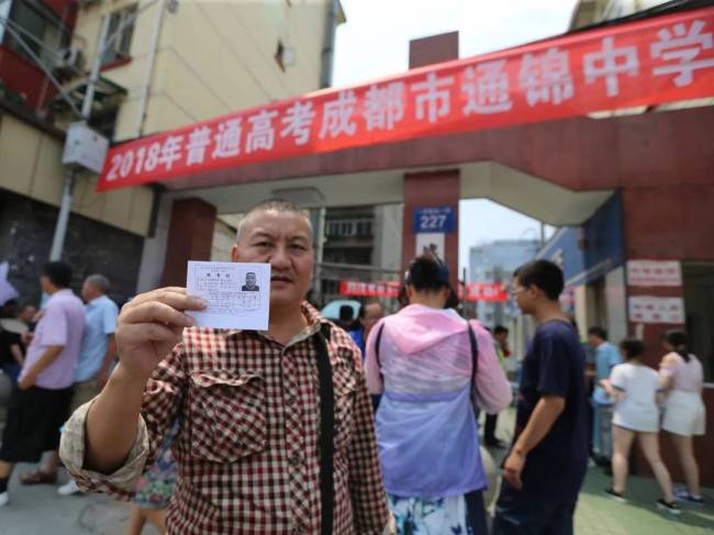 高考釘子戶梁實(shí)回應(yīng)是否會(huì)直播帶貨！