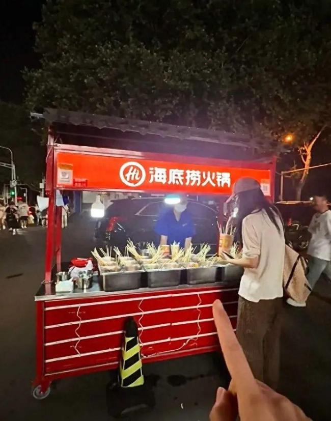 海底撈路邊攤引發(fā)網(wǎng)友熱議 官方回應(yīng)：是我們的