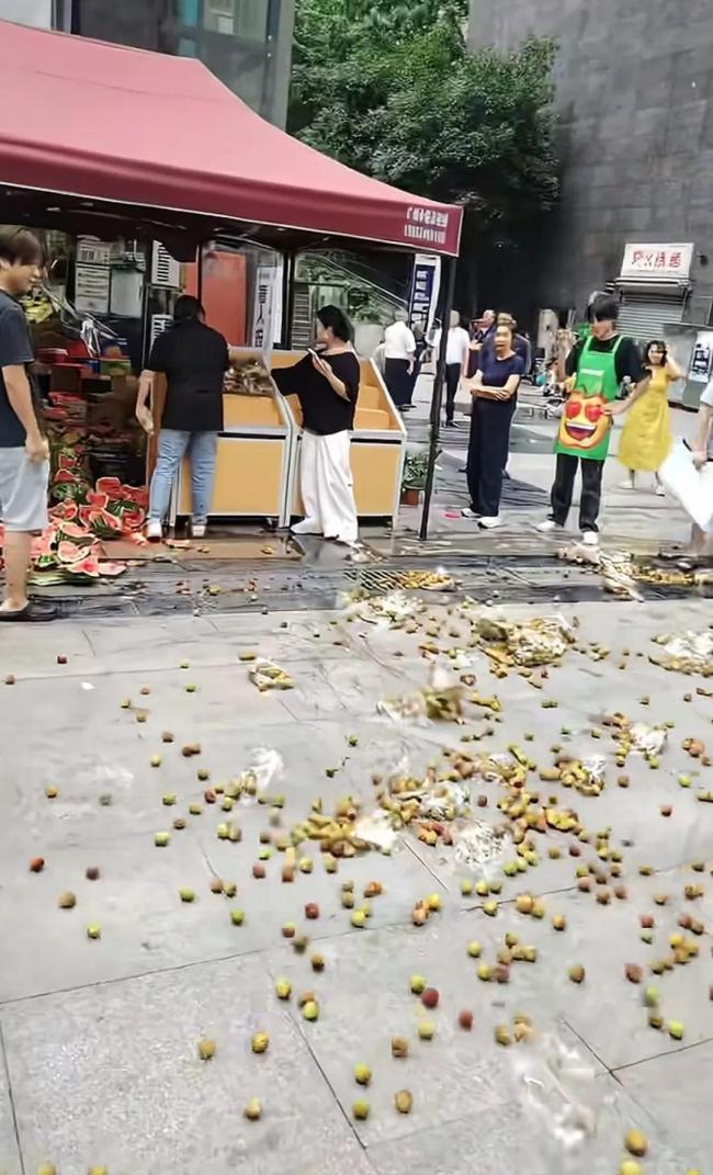 重庆两水果店上演砸西瓜大战 争执升级引发热议