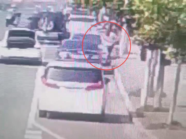 駕駛員昏迷小伙砸窗救人后默默離開 挺身而出暖人心