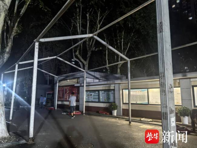 南京高考考點搭建“避雨通道” 精細(xì)化預(yù)案保障考生