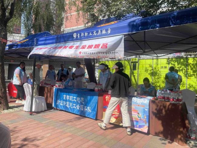 桂林高考首日老师家人温情送考 加油声中步入考场