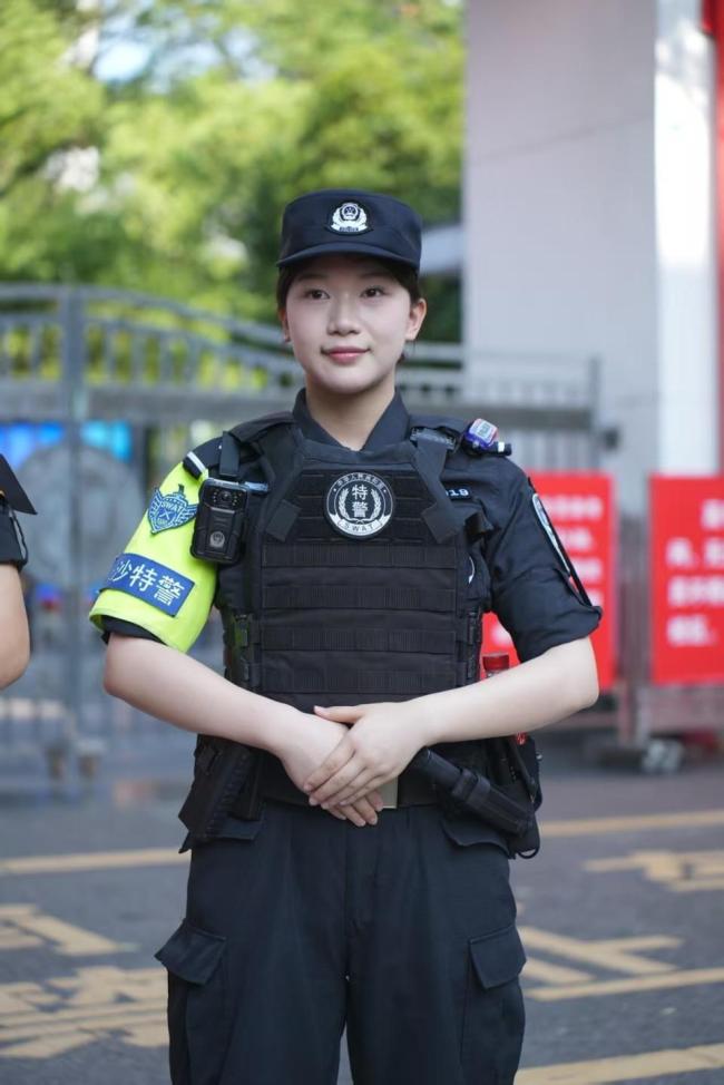 女警兑现三年之约高考继续护航 新警首度送考