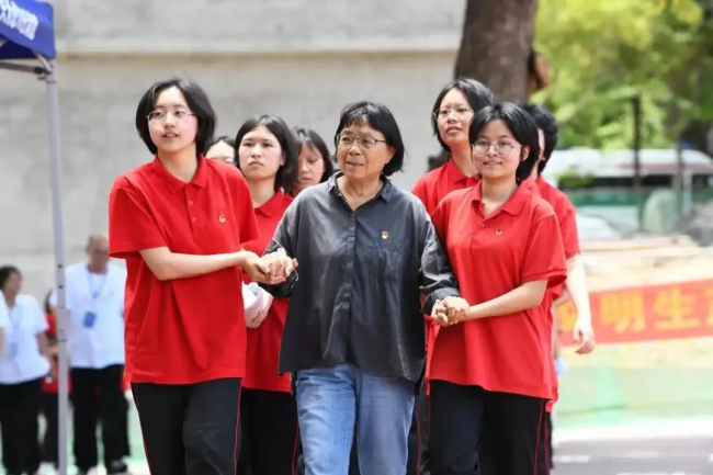 张桂梅用小喇叭为学子送上祝福 15年坚守送考之路