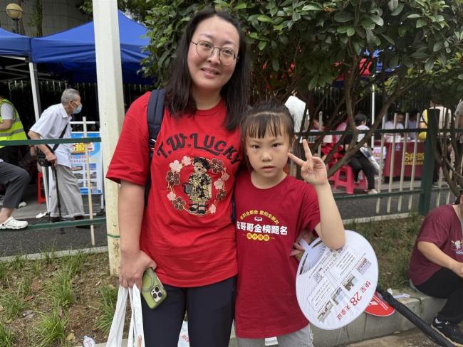 妹妹身穿金榜题名衣服为哥哥加油 全家总动员助考