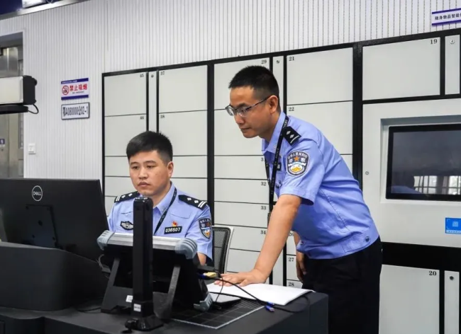 抓获32名假“白富美” 警方捣毁一诈骗窝点