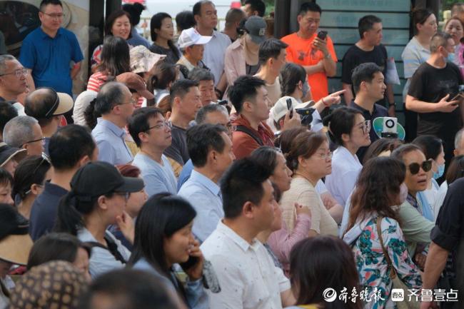高考考場(chǎng)外家長(zhǎng)好心態(tài)被點(diǎn)贊 暖心“陪烤”靜候佳訊