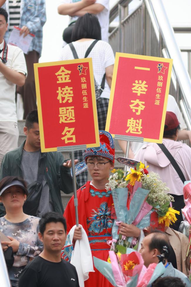 家長身旗袍拿向日葵等候考生 期盼一舉奪“葵”