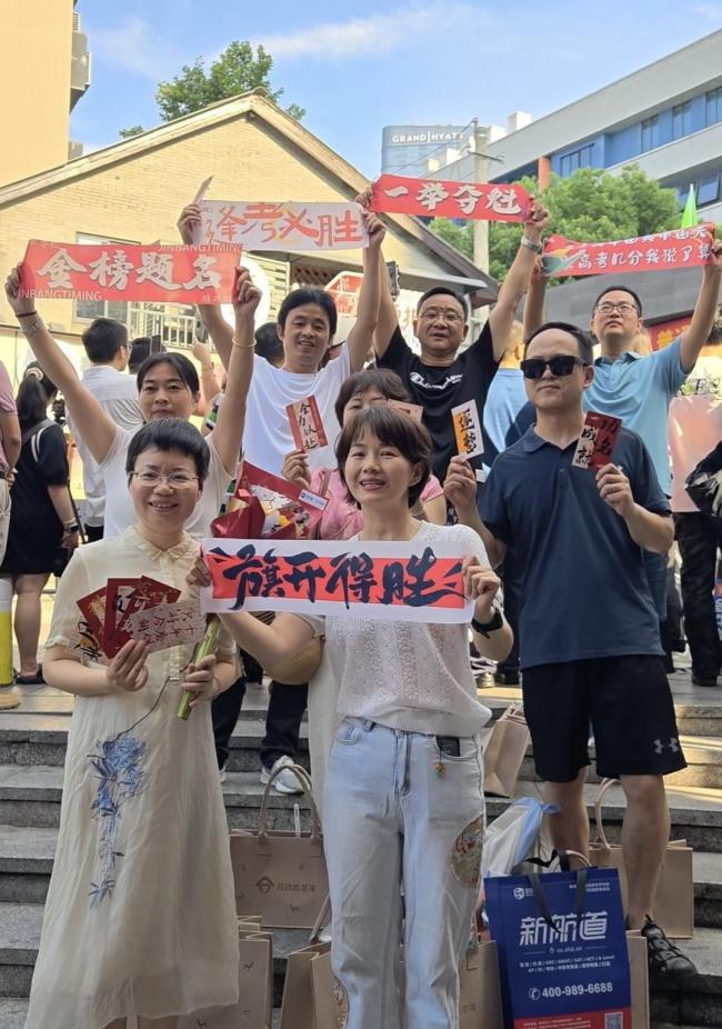 民警手拿向日葵迎接高考考生 祝金榜題名