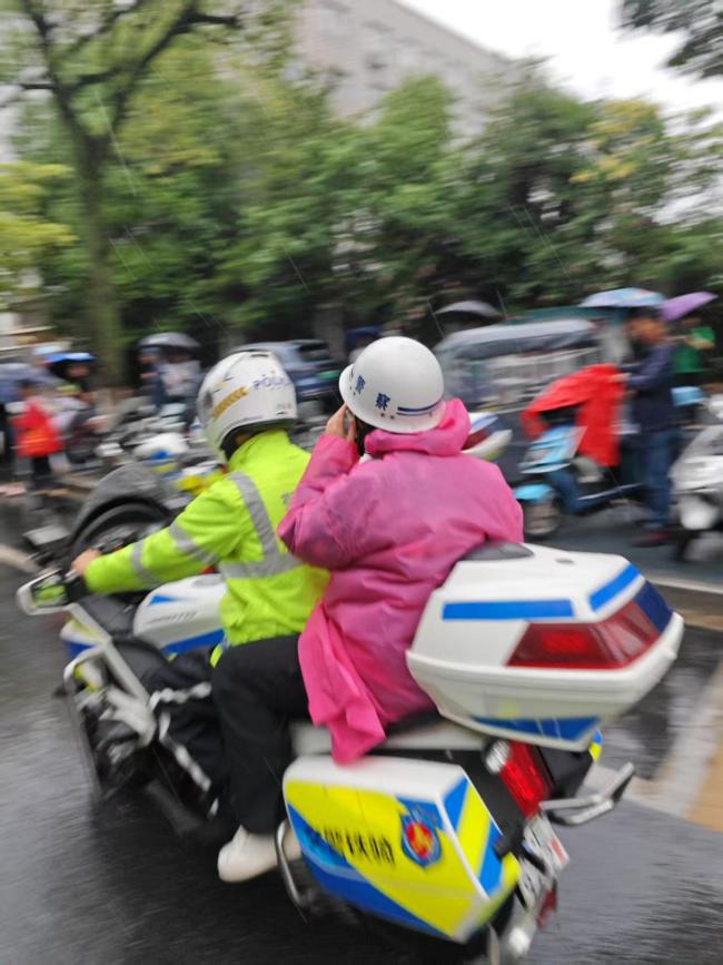 考生走错考点 铁骑助力火速“转场”