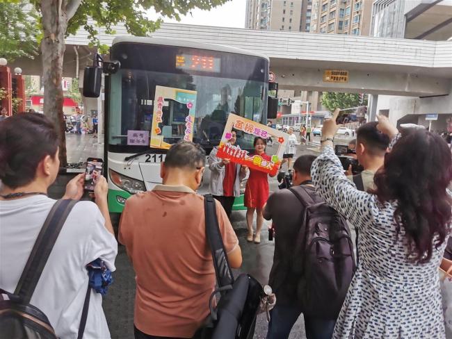 985博士211碩士交警給考生加油 夢(mèng)想啟航
