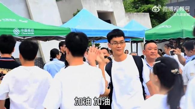 唐尚珺第一次在场外看高考 为学弟学妹加油
