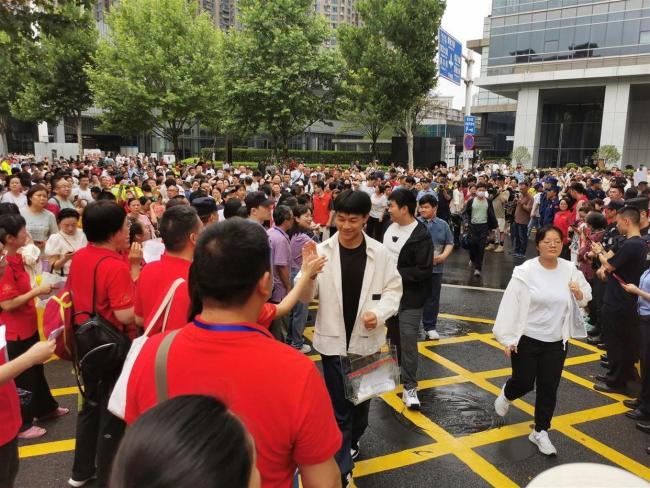 985博士211碩士交警給考生加油 夢(mèng)想啟航