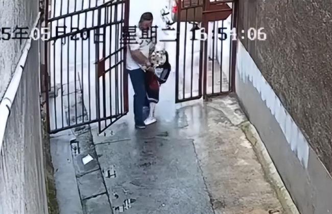太嚣张！醉酒男拖拽女童新后续：救人大爷家属发声，受到对方威胁