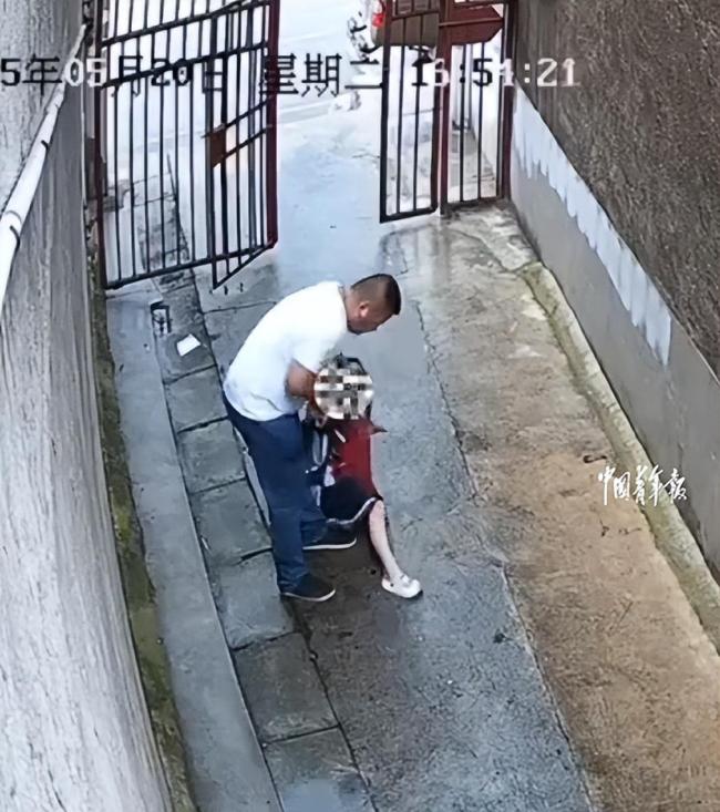 太嚣张！醉酒男拖拽女童新后续：救人大爷家属发声，受到对方威胁