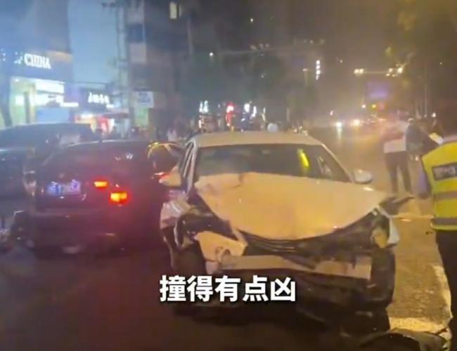 成都一小车和多车碰撞致3人受伤 操作不当引发事故