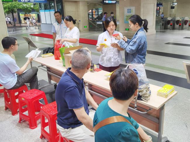 考生被大雨困在地铁站 工作人员帮忙 暖心护考举措获赞