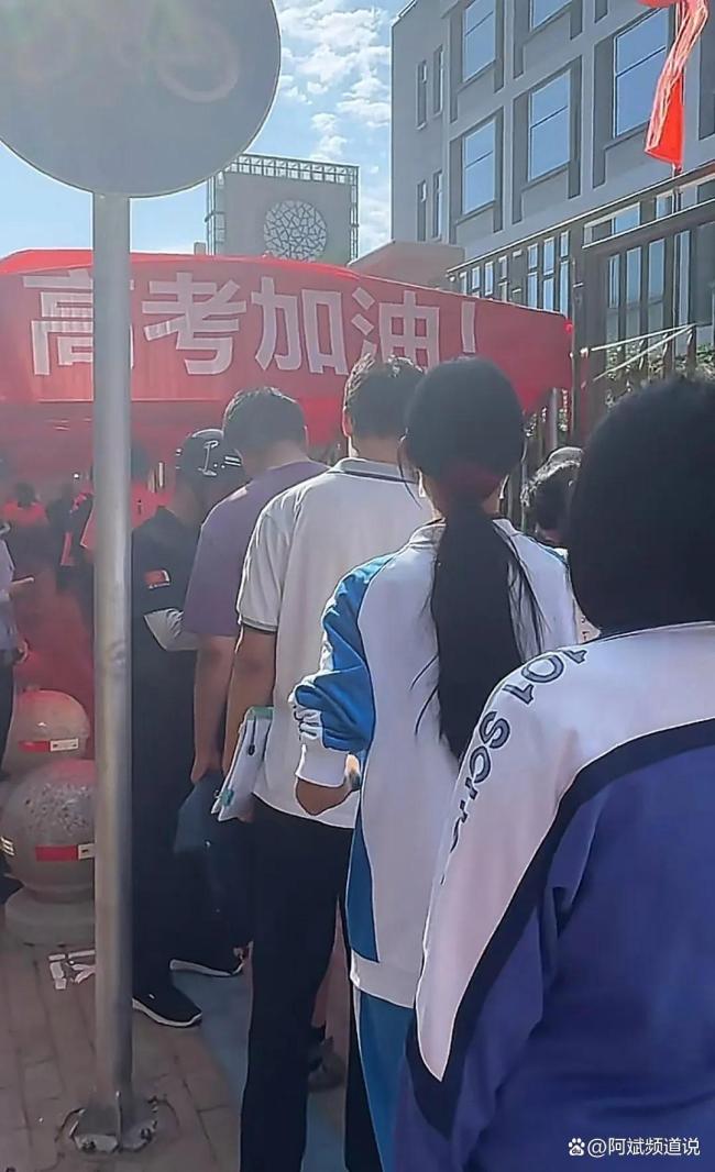 演员房子斌夫妻送高考祝福 所答皆所愿