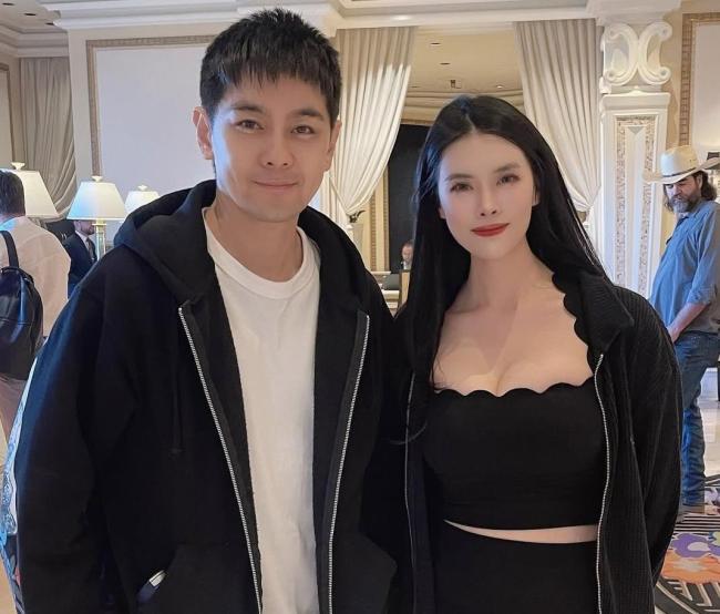 巴特勒亲密合影曝光！与美女牌手乘私人飞机出游 未来两年薪水1.1亿 扑克女王社交策略高明