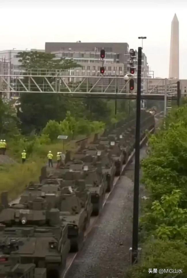 實拍美軍坦克裝甲車搭乘軍列前往華盛頓 準(zhǔn)備參加14日閱兵式