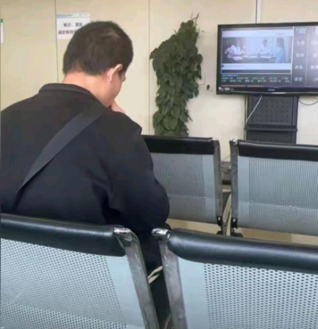 网友曾在北大口腔偶遇韦东奕 治疗牙周炎引关注