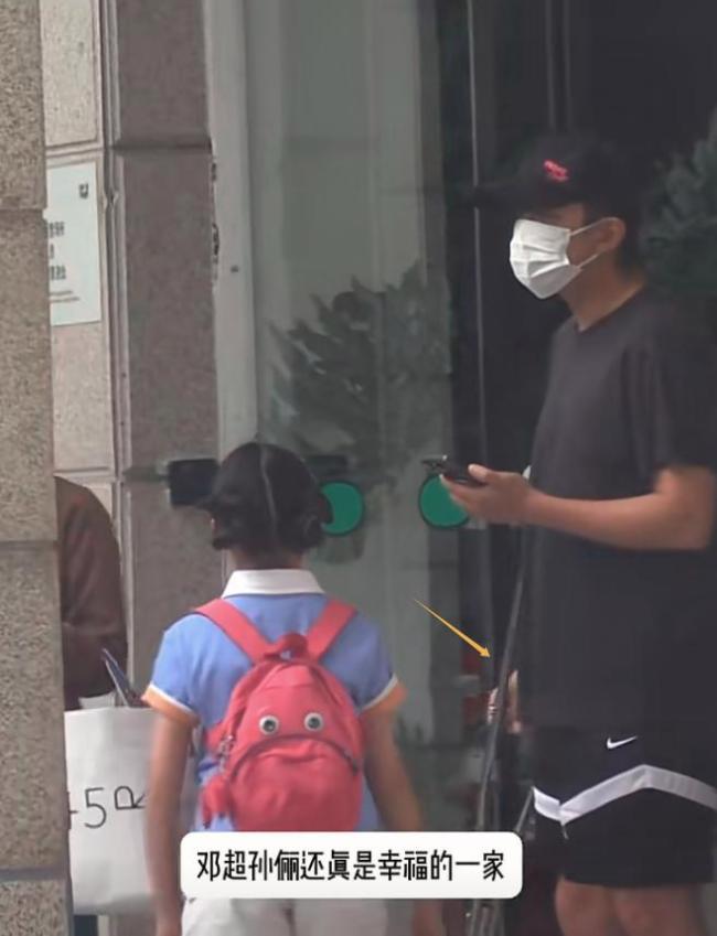 孙俪邓超一家上海被偶遇 移民传闻下的平静生活