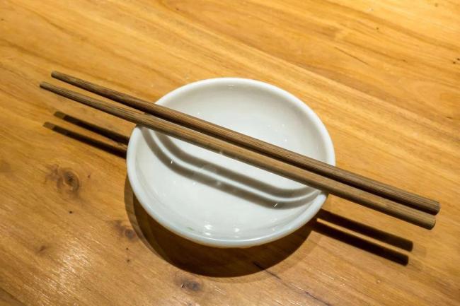 用开水烫餐具，到底有没有必要？真相来了！