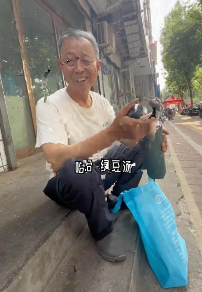 双胞胎男生走出考场朝老人磕头 感恩养育之恩
