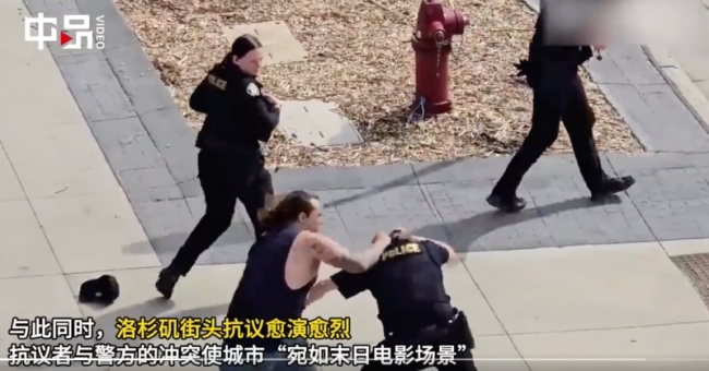 美国壮汉抗议者4拳打懵3警察 现场画面曝光：男女警捂头愣住