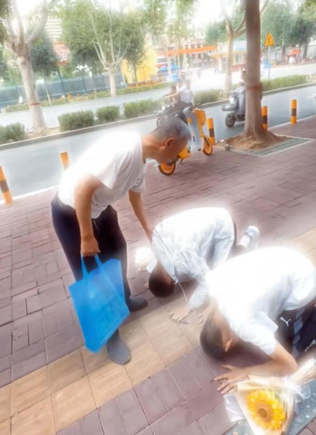 雙胞胎男生走出考場(chǎng)朝老人磕頭 感恩養(yǎng)育之恩