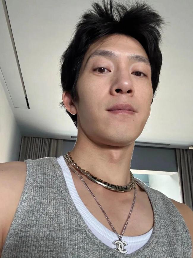 井柏然曬素顏照自稱“中年男子” 宅家發(fā)懶也帥氣