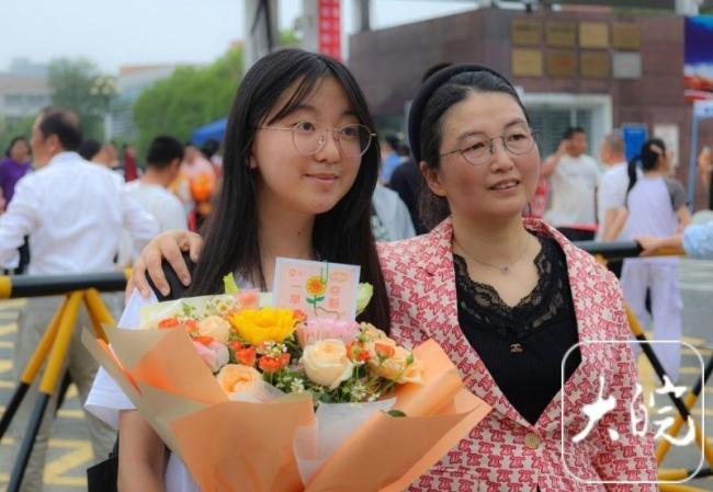 安徽高考结束考点横幅亮眼 创意祝福引关注